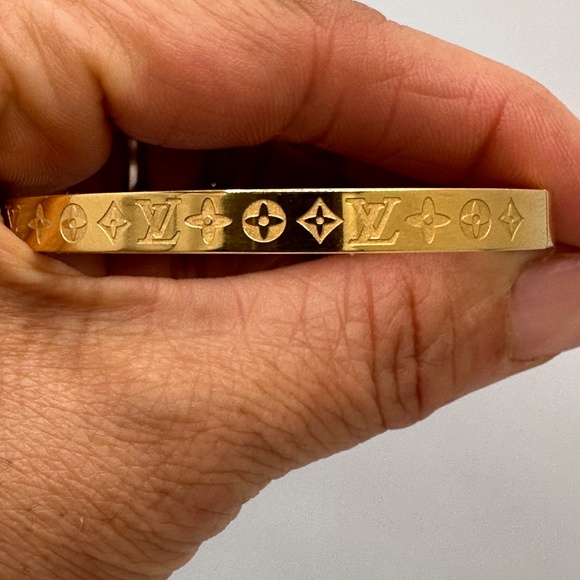 18K Gold Plated Titanium Steel Design Bangle - Picture 2 of 6